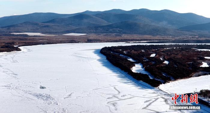 中俄界江乌苏里江饶河段全线封江 较去年晚6天 中俄界江乌苏里江饶河段全线封江 较去年晚6天