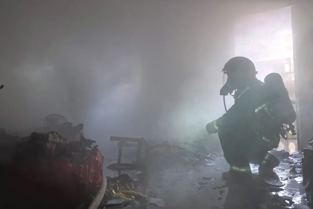 又一起!女子家客厅被烧光,“元凶”是人人都有的TA 又一起!女子家客厅被烧光,“元凶”是人人都有的TA