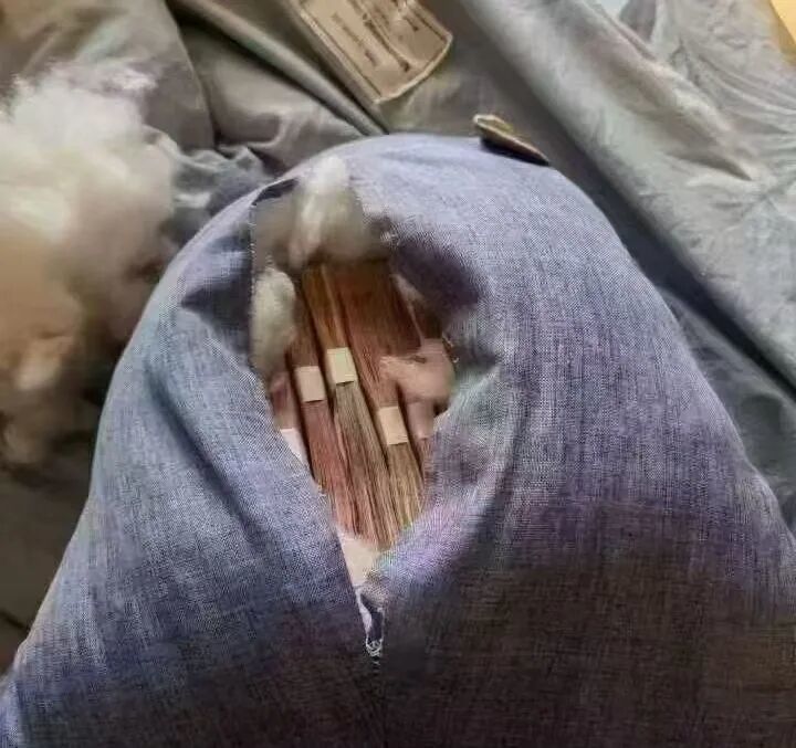 啥情况？现金放在电饭煲、泡面桶、枕头芯，黄金藏进鞋底、奶粉罐……