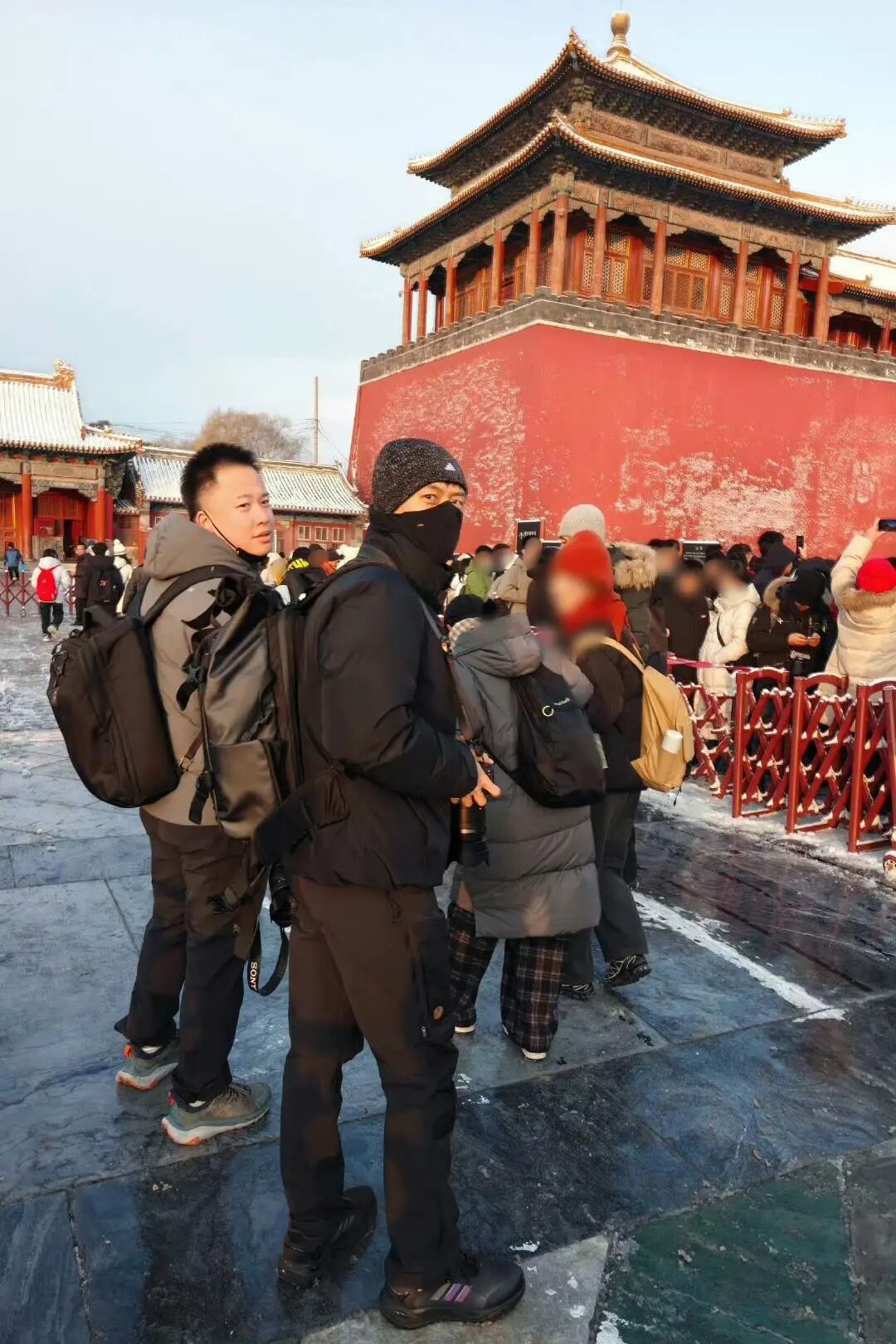 多名游客在故宫偶遇李现拍雪景,一身黑色穿搭低调又休闲,网友:期待能马上看到李现拍的故宫雪景大片 多名游客在故宫偶遇李现拍雪景,一身黑色穿搭低调又休闲,网友:期待能马上看到李现拍的故宫雪景大片