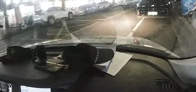 女子在二手平台买到被偷的新衣服,线下交易当面擒获小偷 女子在二手平台买到被偷的新衣服,线下交易当面擒获小偷