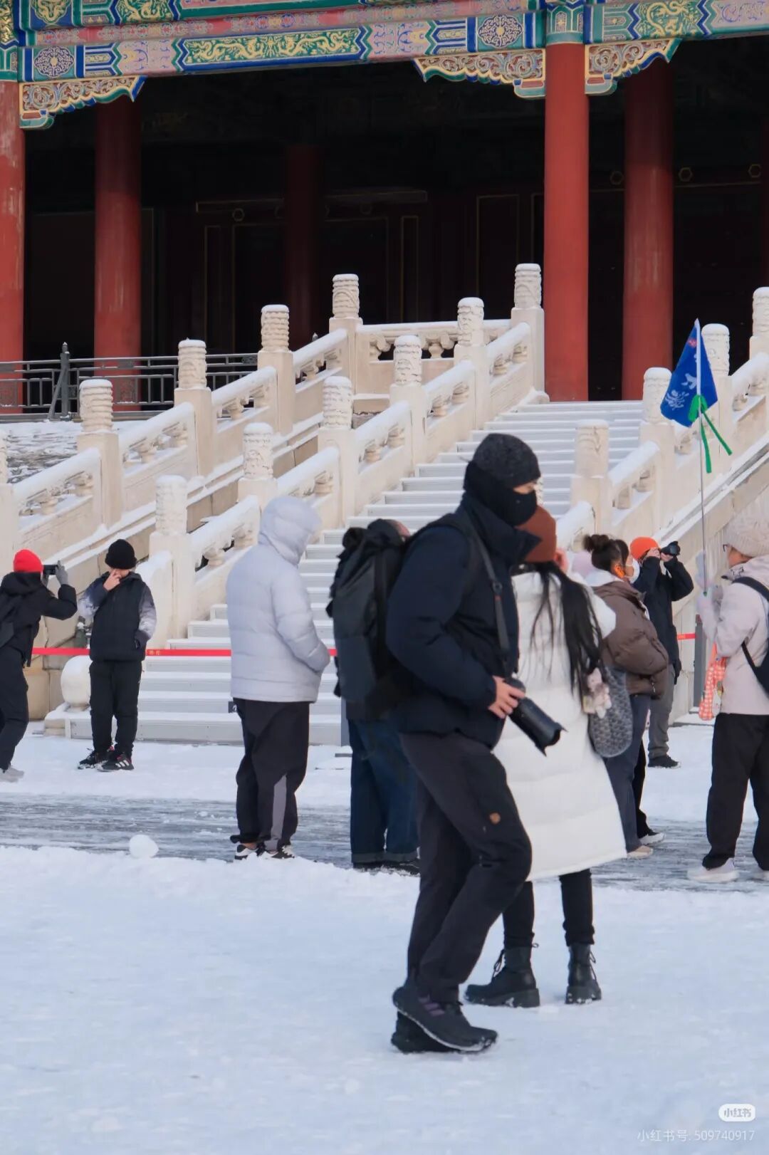 多名游客在故宫偶遇李现拍雪景,一身黑色穿搭低调又休闲,网友:期待能马上看到李现拍的故宫雪景大片 多名游客在故宫偶遇李现拍雪景,一身黑色穿搭低调又休闲,网友:期待能马上看到李现拍的故宫雪景大片