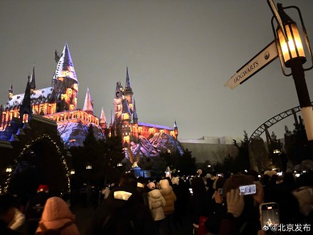 北京环球影城迎初雪，游客纷纷打卡“魔法世界”