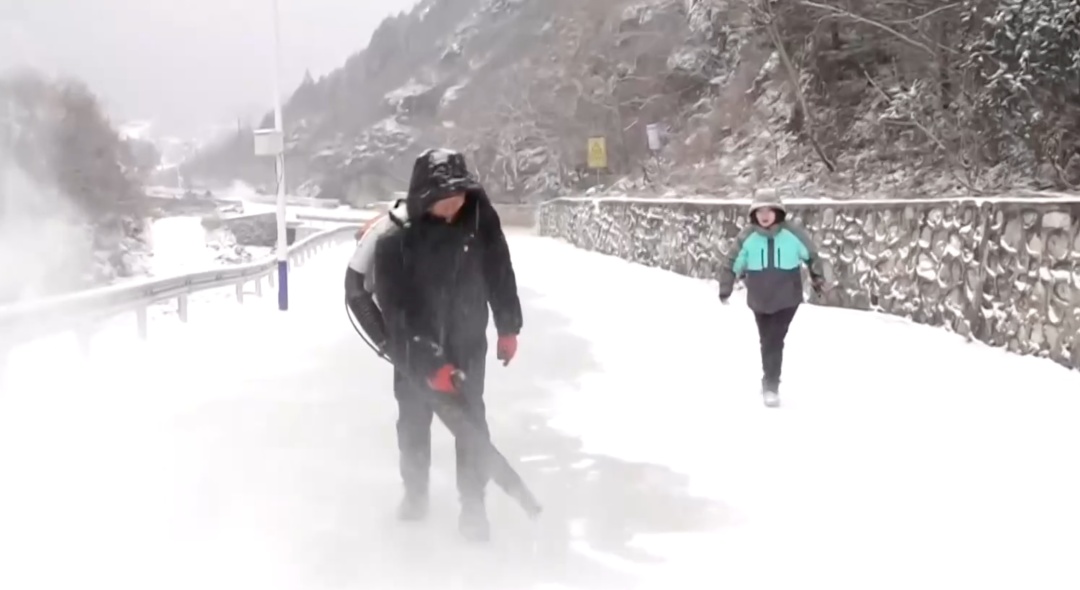 发现了吗?北京今年的初雪,有点儿不一般—— 发现了吗?北京今年的初雪,有点儿不一般——