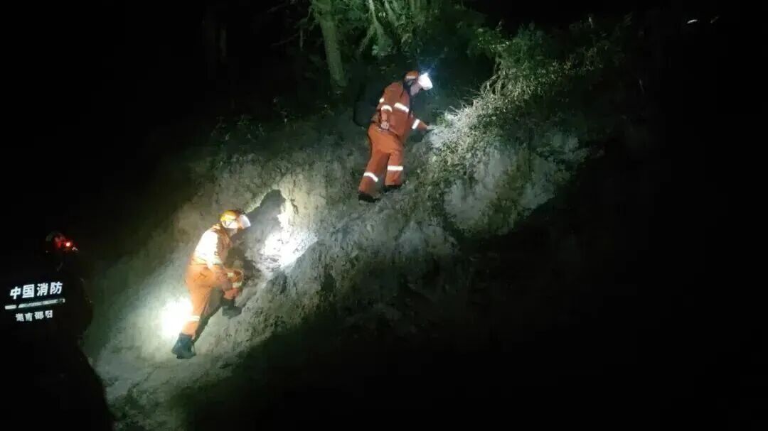 5名大人带6个孩子徒步被困深山，消防员连夜出动，7小时紧急营救！
