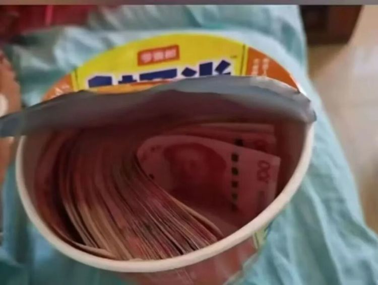 啥情况？现金放在电饭煲、泡面桶、枕头芯，黄金藏进鞋底、奶粉罐……