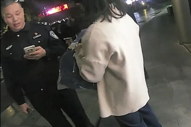 女子在二手平台买到被偷的新衣服,线下交易当面擒获小偷 女子在二手平台买到被偷的新衣服,线下交易当面擒获小偷