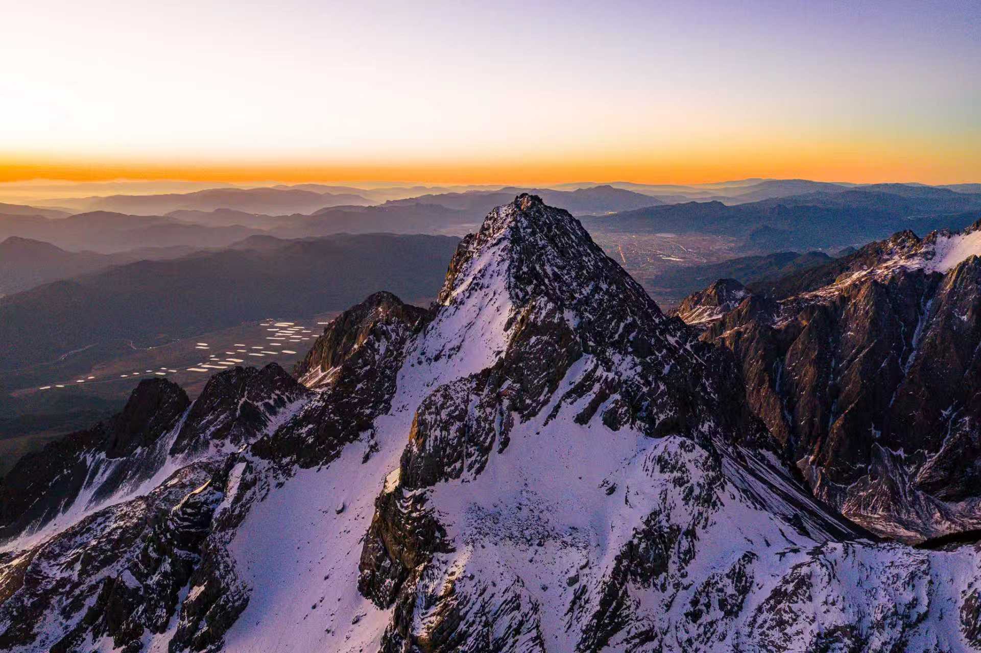 云南丽江：冬日玉龙雪山现“日照金山”壮美景观
