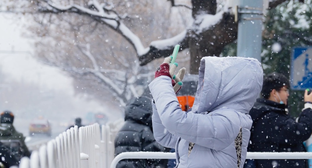 发现了吗?北京今年的初雪,有点儿不一般—— 发现了吗?北京今年的初雪,有点儿不一般——
