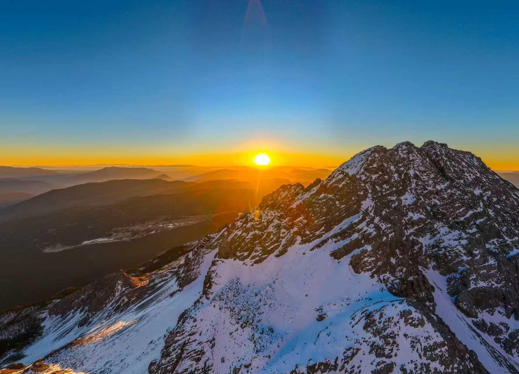 云南丽江：冬日玉龙雪山现“日照金山”壮美景观