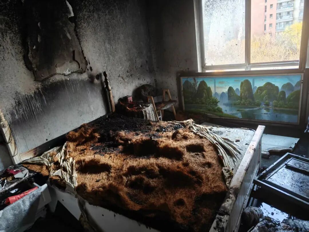 “没想到会引燃…”北京一住户卧室烧成“焦炭”,浓烟涌入楼道! “没想到会引燃…”北京一住户卧室烧成“焦炭”,浓烟涌入楼道!