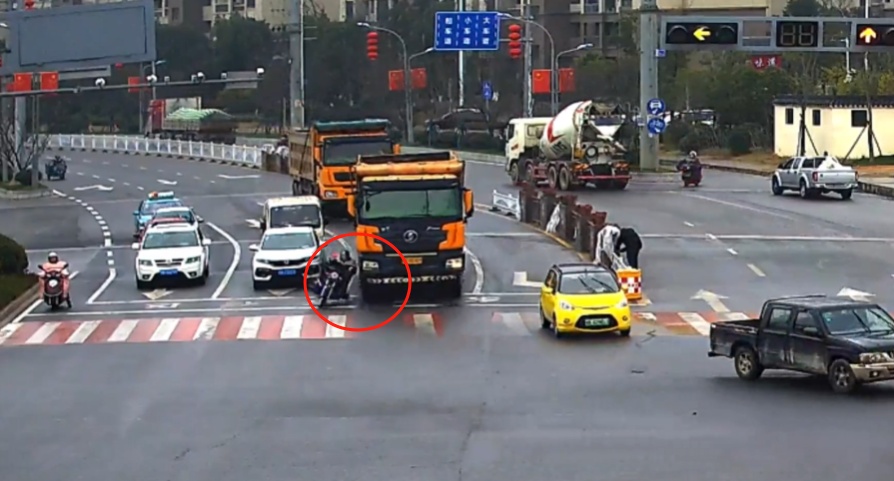 危险！电动车骑行驶入大车盲区，瞬间被“吞”！重要提示→