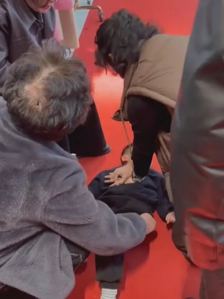 浙江一男童晕倒昏迷，女老板做心肺复苏1分钟救醒，所在救援队将给予她嘉奖