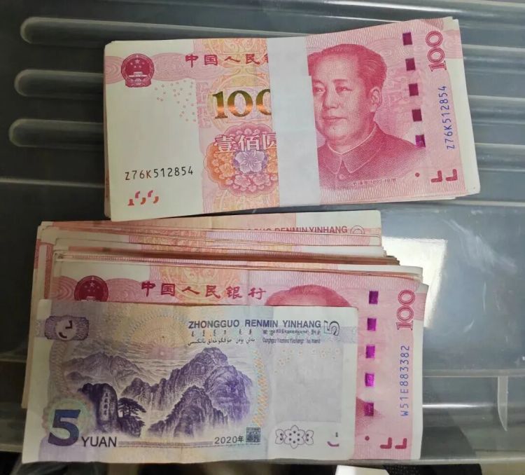 浙江嘉兴一网格员路边捡到一个包,里面全是钱!整个人都懵了…… 浙江嘉兴一网格员路边捡到一个包,里面全是钱!整个人都懵了……