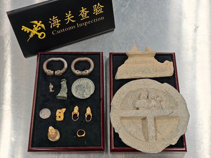 外籍男子携带11件/套古文物出境,被我海关查获 外籍男子携带11件/套古文物出境,被我海关查获