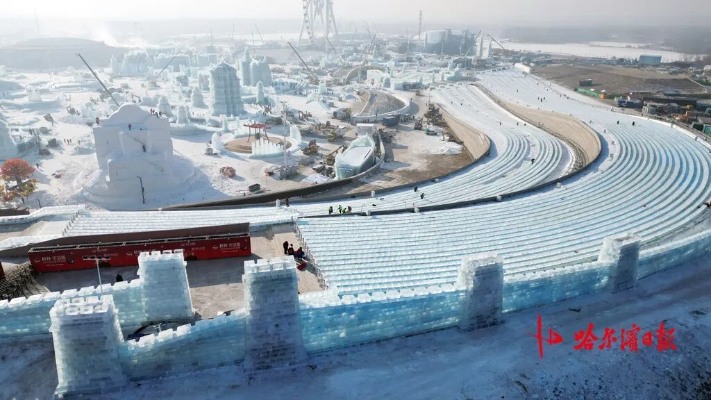 24条滑道!最长521米!超级冰滑梯冰建竣工 24条滑道!最长521米!超级冰滑梯冰建竣工