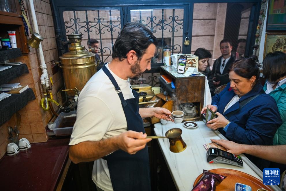 镜头连中外丨始于田间归于烟火 在街头巷尾找寻咖香 镜头连中外丨始于田间归于烟火 在街头巷尾找寻咖香