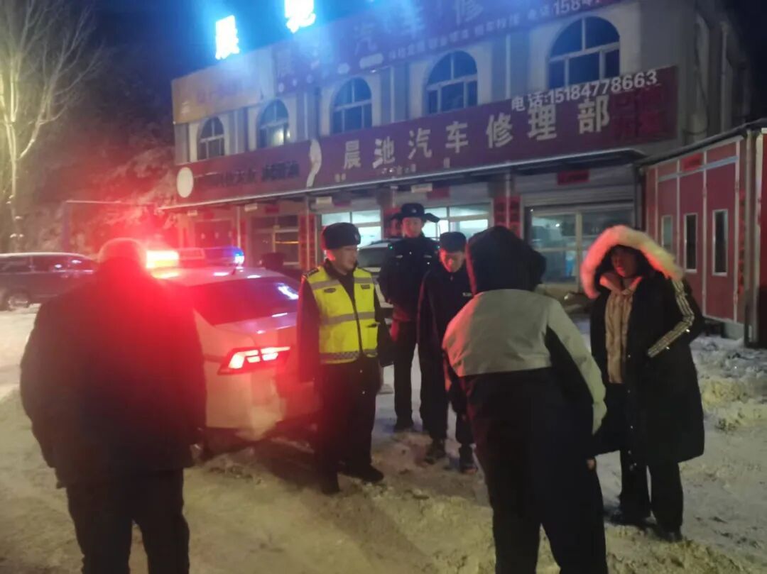 事发呼和浩特!零下20℃!4人国道旁被冻得缩成一团!没想到…瞬间暖了 事发呼和浩特!零下20℃!4人国道旁被冻得缩成一团!没想到…瞬间暖了