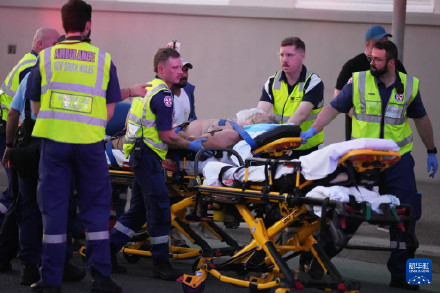 澳大利亚警方说，悉尼邦迪滩枪击事件后仍有炸弹威胁