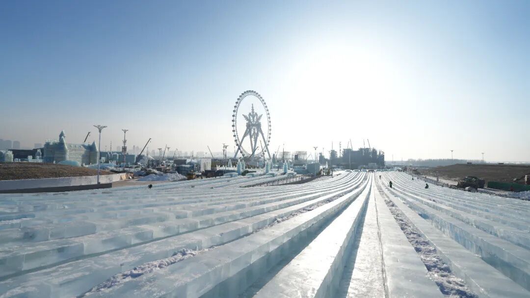 全面开始滑道试滑！冰雪大世界超级冰滑梯冰建竣工