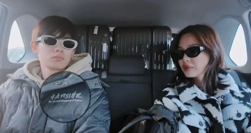 突然爆火!年轻人涌入高校抢购致小程序瘫痪,多款已断货…… 突然爆火!年轻人涌入高校抢购致小程序瘫痪,多款已断货……