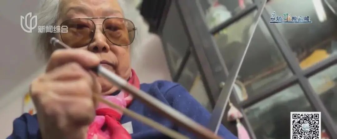 惊呆路人!上海一85岁爷叔让钢锯"开口",38年前曾家喻户晓 惊呆路人!上海一85岁爷叔让钢锯"开口",38年前曾家喻户晓