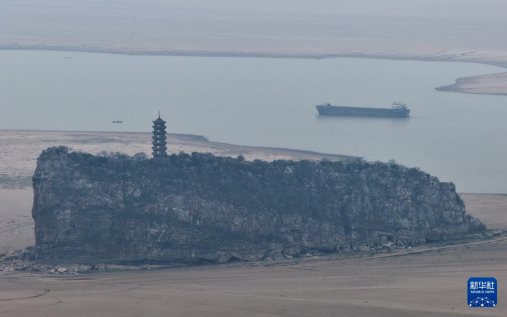 鄱阳湖跌破极枯水位 通江水体面积减九成 鄱阳湖跌破极枯水位 通江水体面积减九成