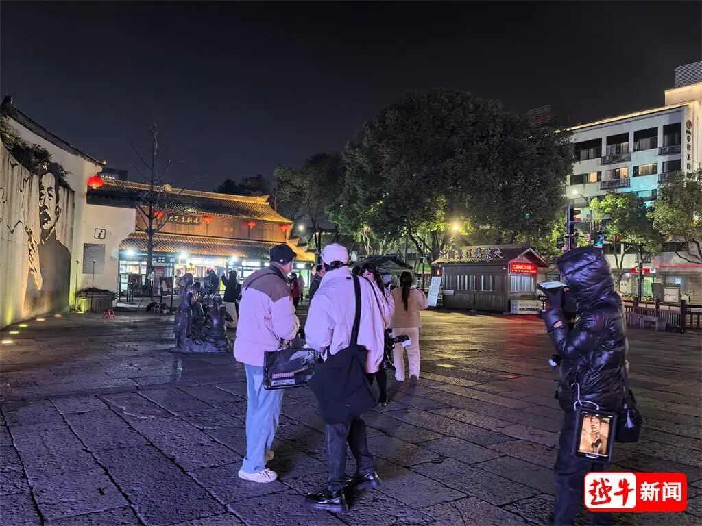 绍兴鲁迅故里门口，夜幕下这群人……游客点赞！