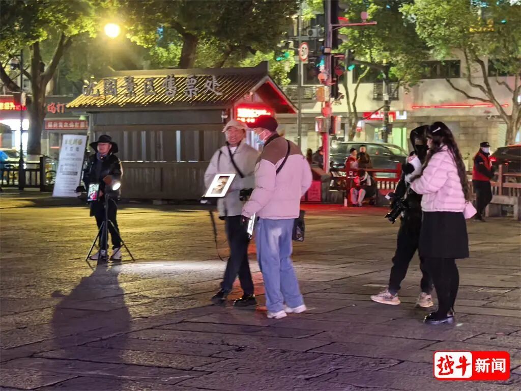 绍兴鲁迅故里门口，夜幕下这群人……游客点赞！