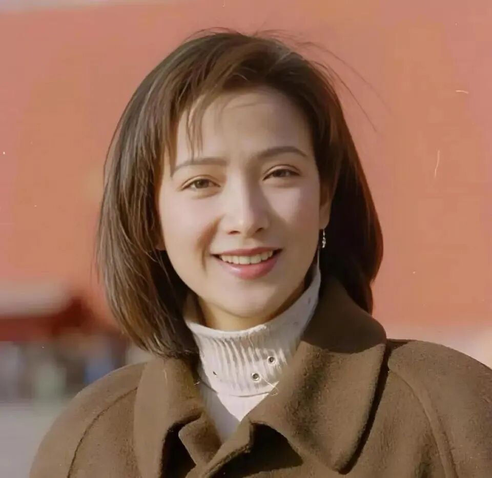 《三国》赵云扮演者:何晴患脑瘤后中风;其独子许何已从中央戏剧学院毕业,不久前和父亲许亚军合体亮相杂志 《三国》赵云扮演者:何晴患脑瘤后中风;其独子许何已从中央戏剧学院毕业,不久前和父亲许亚军合体亮相杂志