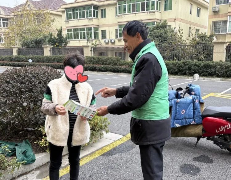 浙江嘉兴一网格员路边捡到一个包,里面全是钱!整个人都懵了…… 浙江嘉兴一网格员路边捡到一个包,里面全是钱!整个人都懵了……