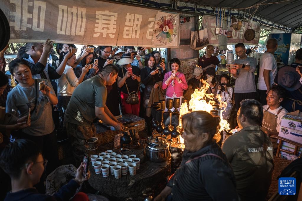 镜头连中外丨始于田间归于烟火 在街头巷尾找寻咖香 镜头连中外丨始于田间归于烟火 在街头巷尾找寻咖香