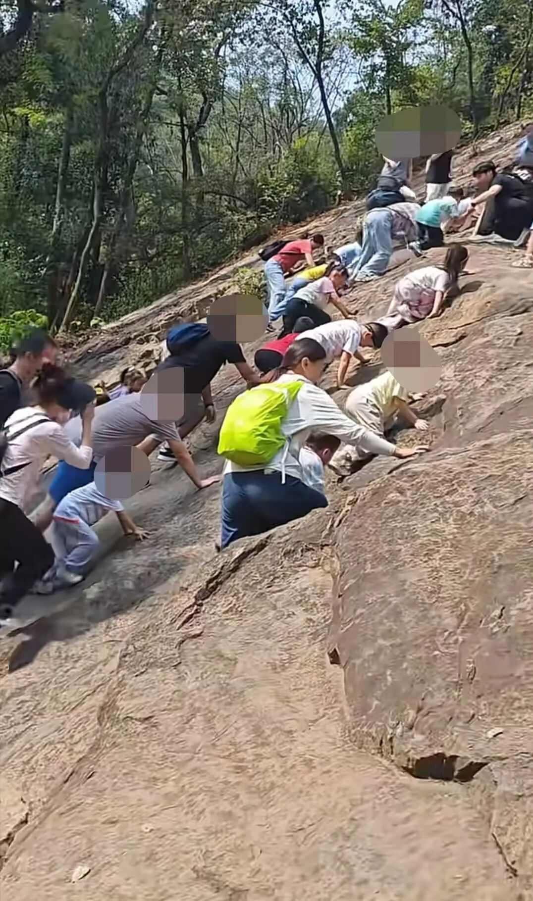 带娃野爬岳麓山“绝望坡”?!景区:擅自进入风险自负 带娃野爬岳麓山“绝望坡”?!景区:擅自进入风险自负