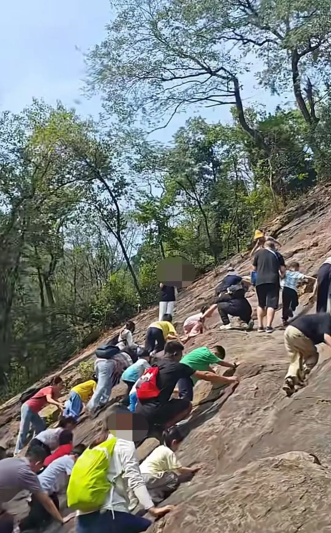 带娃野爬岳麓山“绝望坡”?!景区:擅自进入风险自负 带娃野爬岳麓山“绝望坡”?!景区:擅自进入风险自负