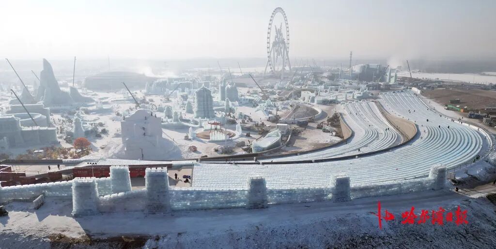 24条滑道!最长521米!超级冰滑梯冰建竣工 24条滑道!最长521米!超级冰滑梯冰建竣工