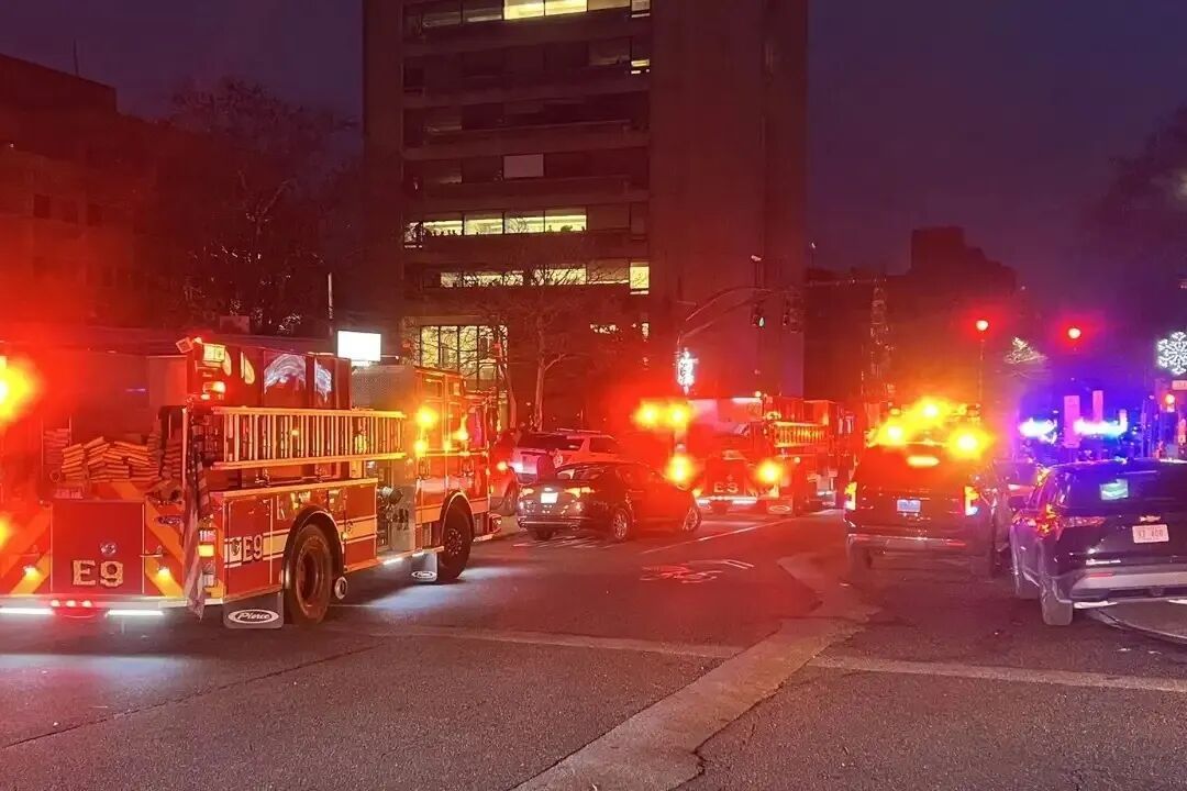 美国布朗大学发生枪击案，已致2死8伤，枪手仍未被捕