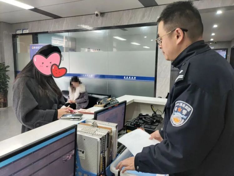 浙江嘉兴一网格员路边捡到一个包,里面全是钱!整个人都懵了…… 浙江嘉兴一网格员路边捡到一个包,里面全是钱!整个人都懵了……