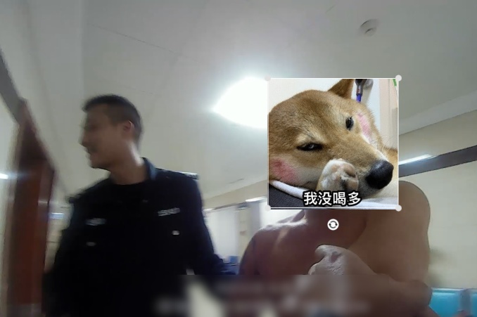 把河当成 “泳池”？男子醉酒后跳河，爬上岸又跳下！