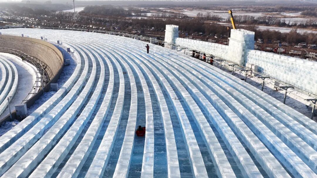 全面开始滑道试滑！冰雪大世界超级冰滑梯冰建竣工