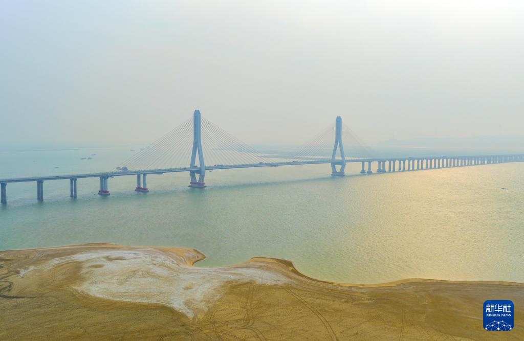 鄱阳湖跌破极枯水位 通江水体面积减九成 鄱阳湖跌破极枯水位 通江水体面积减九成