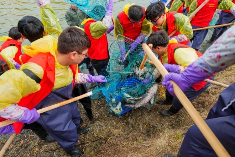 江苏这所高校，又请学生吃鱼了
