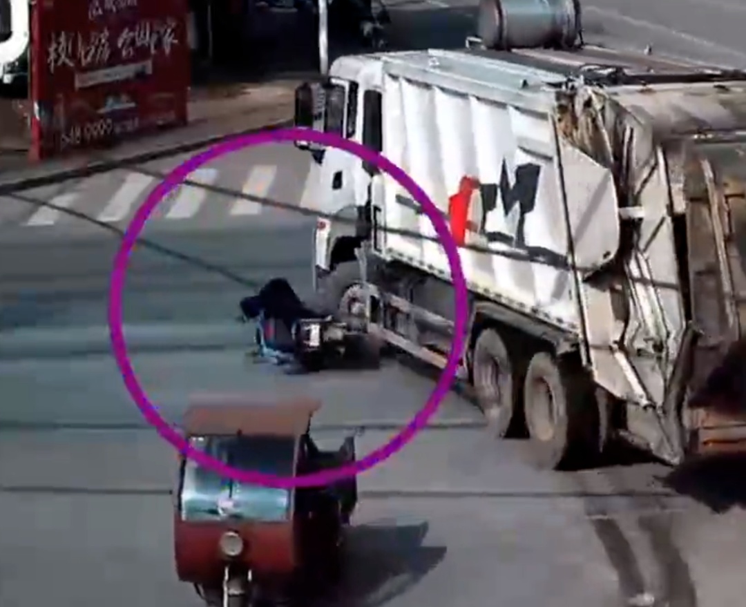 危险！电动车骑行驶入大车盲区，瞬间被“吞”！重要提示→