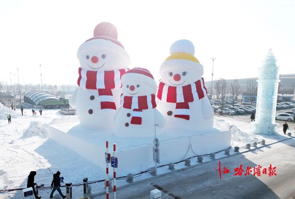 雪雕“童话雪人一家”亮相 雪雕“童话雪人一家”亮相