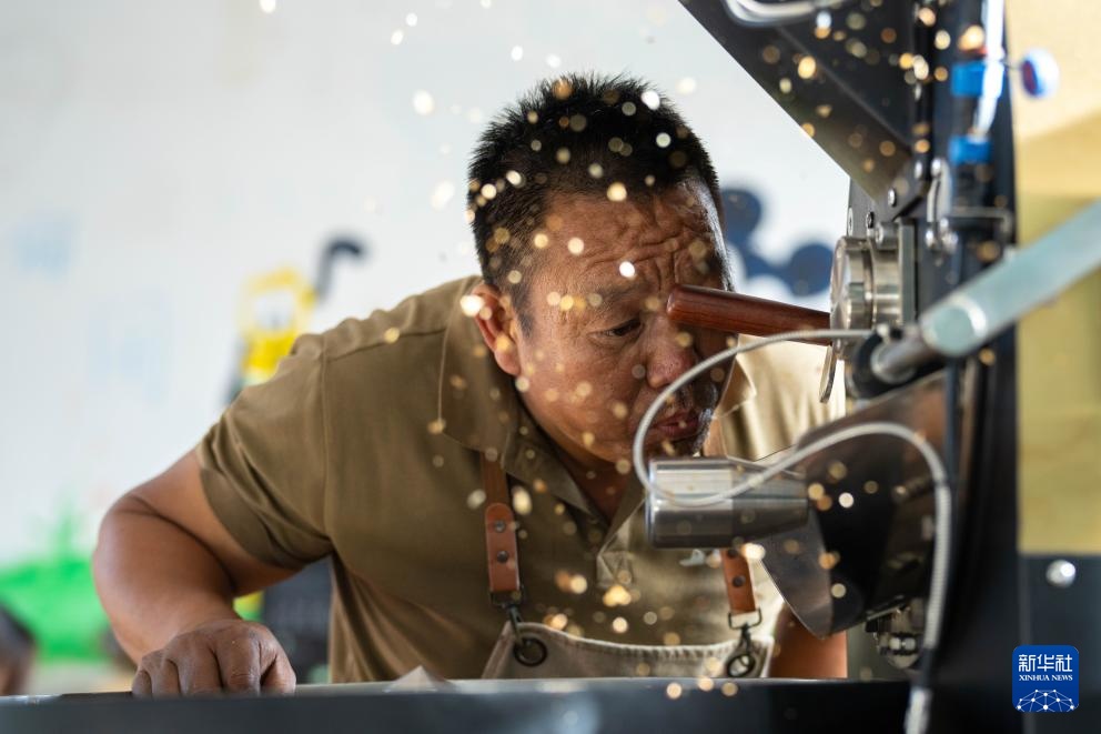 镜头连中外丨始于田间归于烟火 在街头巷尾找寻咖香 镜头连中外丨始于田间归于烟火 在街头巷尾找寻咖香