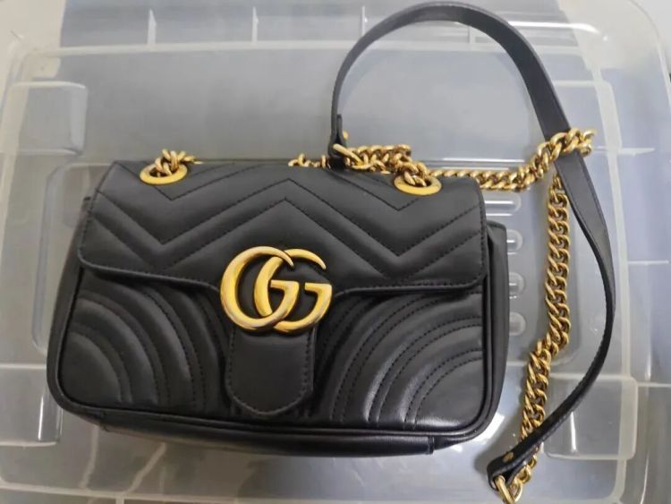 浙江嘉兴一网格员路边捡到一个包,里面全是钱!整个人都懵了…… 浙江嘉兴一网格员路边捡到一个包,里面全是钱!整个人都懵了……