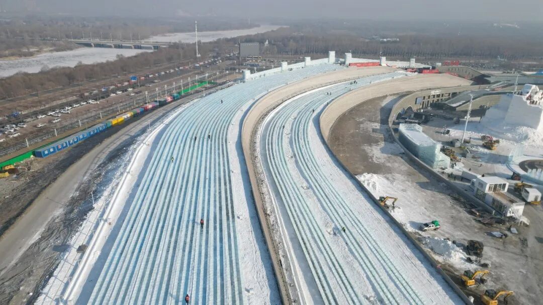 24条滑道!最长521米!超级冰滑梯冰建竣工 24条滑道!最长521米!超级冰滑梯冰建竣工
