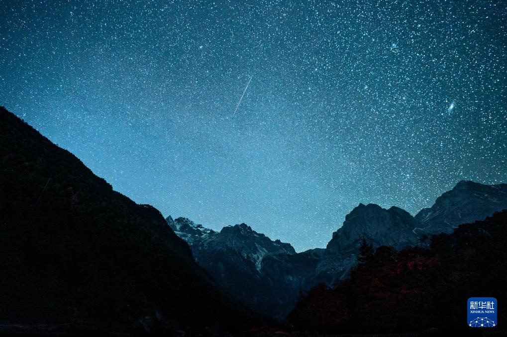 双子座流星雨闪耀夜空