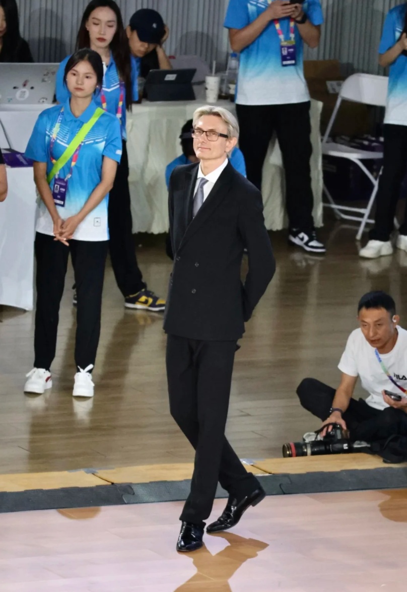 太帅了!他现身上海!曾火爆全网,网友:简直逆天了! 太帅了!他现身上海!曾火爆全网,网友:简直逆天了!