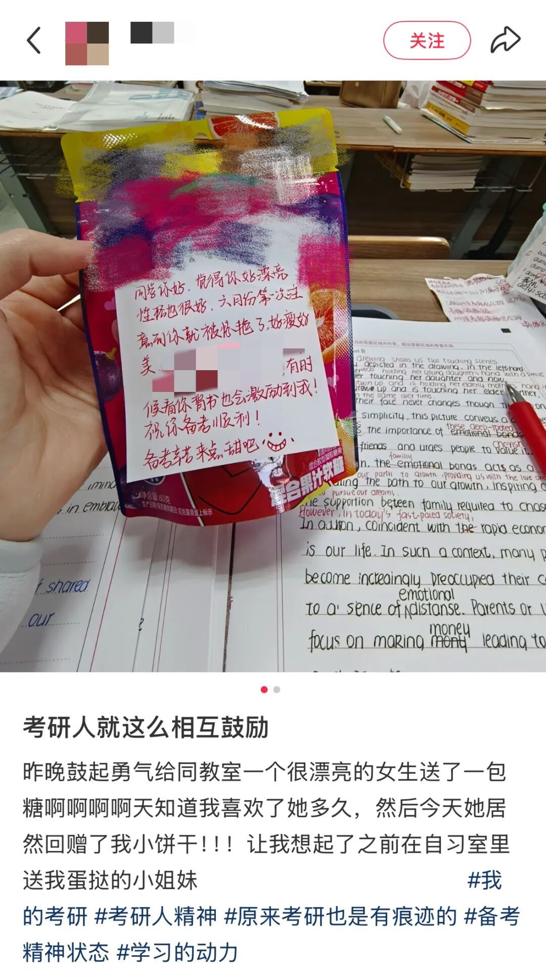 在家拉着小狗和我一起读书,网友:我家小狗完全起到一个绊脚石作用…… 在家拉着小狗和我一起读书,网友:我家小狗完全起到一个绊脚石作用……