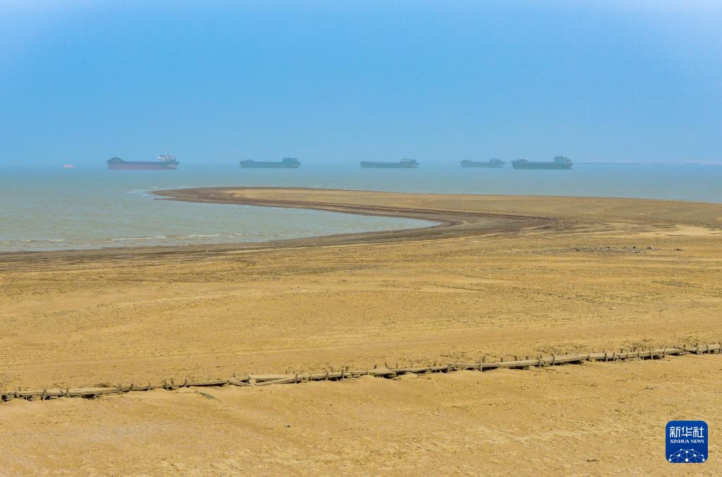 鄱阳湖跌破极枯水位 通江水体面积减九成 鄱阳湖跌破极枯水位 通江水体面积减九成